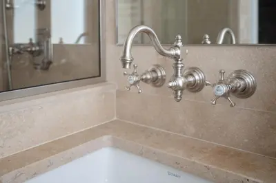 Salle de bains dans l'établissement Hotel Saint-Louis en L'Isle - Notre-Dame