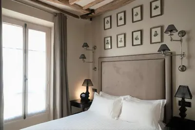 Un ou plusieurs lits dans un hébergement de l'établissement Hotel Saint-Louis en L'Isle - Notre-Dame