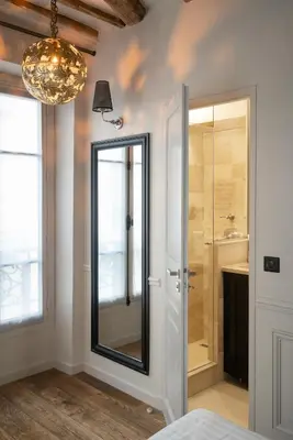 Salle de bains dans l'établissement Hotel Saint-Louis en L'Isle - Notre-Dame