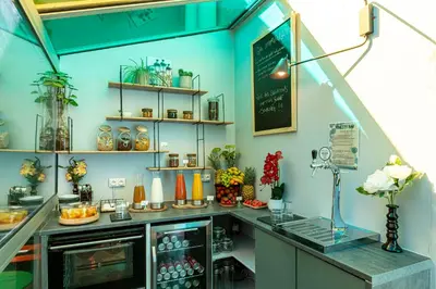 Cuisine ou kitchenette dans l'établissement Hotel Alpha Paris Eiffel by Patrick Hayat