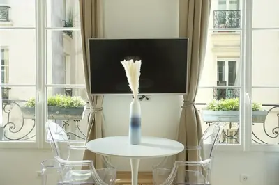 Télévision ou salle de divertissement dans l'établissement Résidence Le Marais by Studio prestige