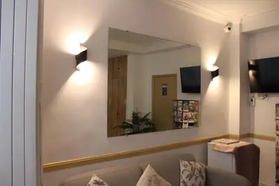Télévision ou salle de divertissement dans l'établissement Hotel Anya