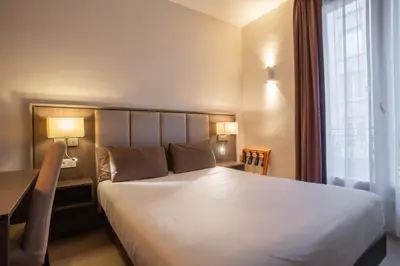 Un ou plusieurs lits dans un hébergement de l'établissement Hotel de Flore - Montmartre