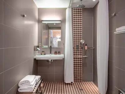 Salle de bains dans l'établissement Hotel Le Mareuil