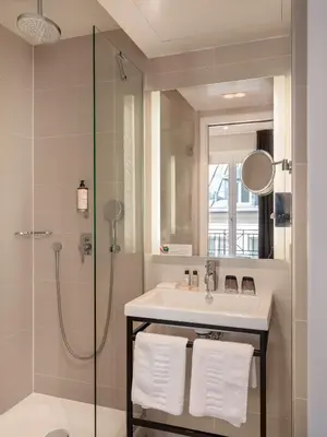 Salle de bains dans l'établissement Hotel Le Mareuil