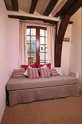 Un ou plusieurs lits dans un hébergement de l'établissement Charming Cosy Triplex in Trendy Marais