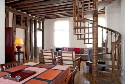 Coin salon dans l'établissement Charming Cosy Triplex in Trendy Marais