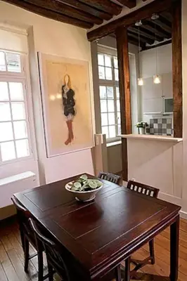 Cuisine ou kitchenette dans l'établissement Charming Cosy Triplex in Trendy Marais