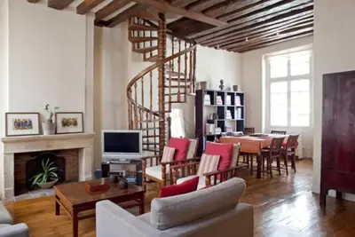 Télévision ou salle de divertissement dans l'établissement Charming Cosy Triplex in Trendy Marais