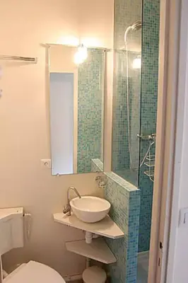 Salle de bains dans l'établissement Charming Cosy Triplex in Trendy Marais