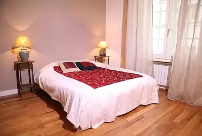 Un ou plusieurs lits dans un hébergement de l'établissement Charming Cosy Triplex in Trendy Marais