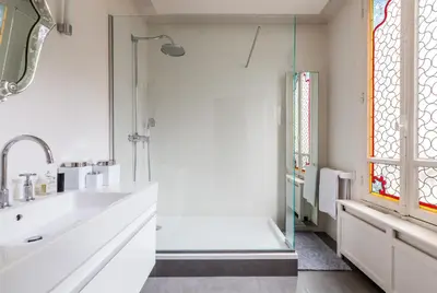 Salle de bains dans l'établissement Veeve - Charming Townhouse near Parc Montsouris