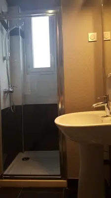 Salle de bains dans l'établissement Café Hôtel de l'Avenir