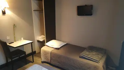 Un ou plusieurs lits dans un hébergement de l'établissement Café Hôtel de l'Avenir