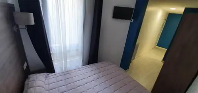 Télévision ou salle de divertissement dans l'établissement Hôtel des Pyrénées - Entre Bastille et Nation