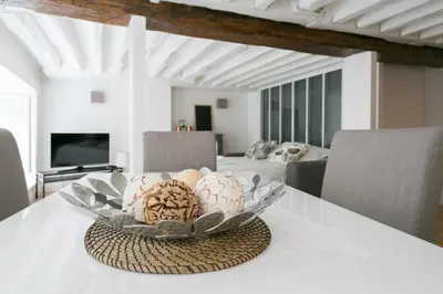 Télévision ou salle de divertissement dans l'établissement Lafayette Private Apartment