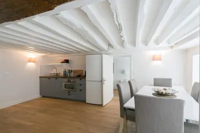 Cuisine ou kitchenette dans l'établissement Lafayette Private Apartment
