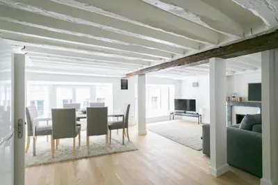 Télévision ou salle de divertissement dans l'établissement Lafayette Private Apartment