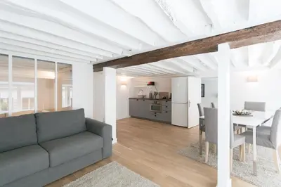 Cuisine ou kitchenette dans l'établissement Lafayette Private Apartment