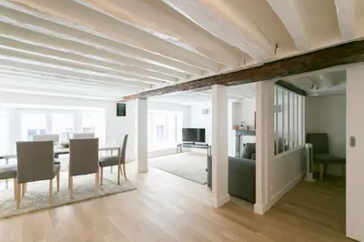 Télévision ou salle de divertissement dans l'établissement Lafayette Private Apartment