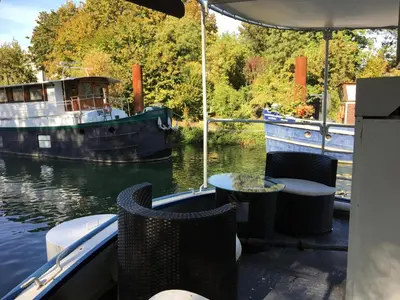 Vue sur la rivière ou le fleuve situé(e) à proximité de le bateau