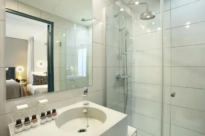 Salle de bains dans l'établissement Le Basile Hôtel