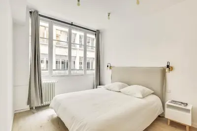 Un ou plusieurs lits dans un hébergement de l'établissement Central & Stylish renovated Parisian apt / 6-8 guests