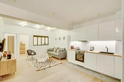 Cuisine ou kitchenette dans l'établissement Central & Stylish renovated Parisian apt / 6-8 guests