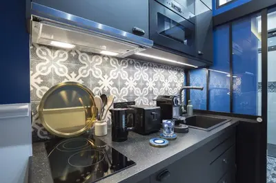 Cuisine ou kitchenette dans l'établissement Le Café des Invalides