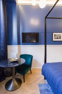 Télévision ou salle de divertissement dans l'établissement Le Café des Invalides