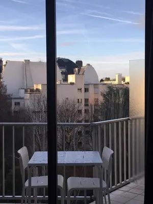 Balcon ou terrasse dans l'établissement Appt calme balcon - Porte Maillot - Arc de Triomphe