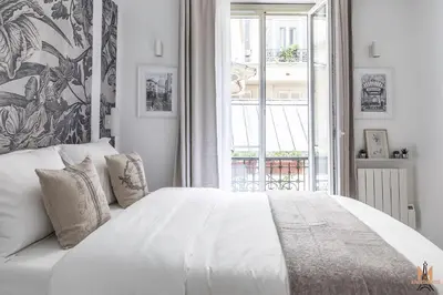Un ou plusieurs lits dans un hébergement de l'établissement Montmartre Apartments Chagall