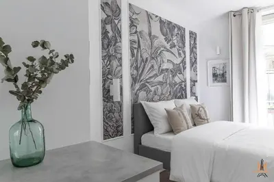 Un ou plusieurs lits dans un hébergement de l'établissement Montmartre Apartments Chagall