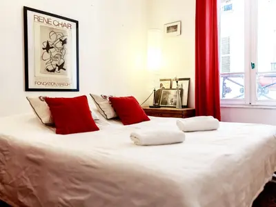 Un ou plusieurs lits dans un hébergement de l'établissement Montmartre Apartments Monet