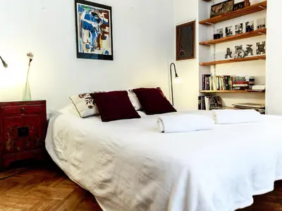 Un ou plusieurs lits dans un hébergement de l'établissement Montmartre Apartments Monet