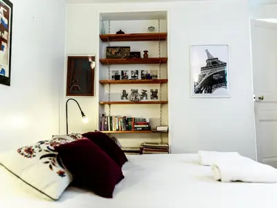 Un ou plusieurs lits dans un hébergement de l'établissement Montmartre Apartments Monet