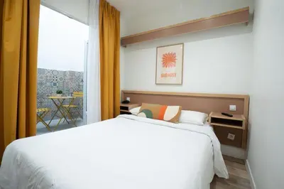 Un ou plusieurs lits dans un hébergement de l'établissement Hôtel Edgar Quinet