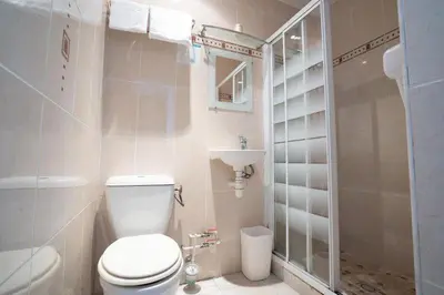 Salle de bains dans l'établissement Hôtel Edgar Quinet