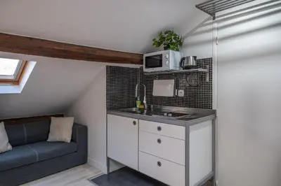 Cuisine ou kitchenette dans l'établissement Résidence Clignancourt