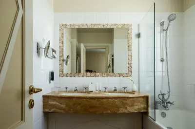 Salle de bains dans l'établissement Hôtel Brighton - Esprit de France