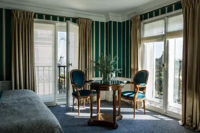 Coin salon dans l'établissement Hôtel Brighton - Esprit de France