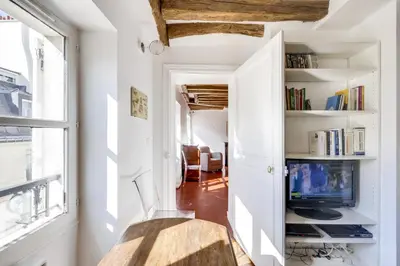 Télévision ou salle de divertissement dans l'établissement Saint Germain des Près UNIT 002