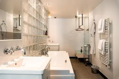 Salle de bains dans l'établissement Kube Hôtel Paris