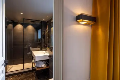 Salle de bains dans l'établissement Victoria Palace Hotel