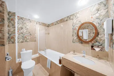 Salle de bains dans l'établissement Hotel de la Bretonnerie
