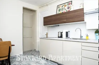 Cuisine ou kitchenette dans l'établissement Eiffel Tower view Rose, apartment #2