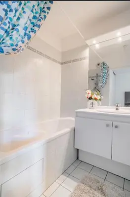 Salle de bains dans l'établissement 2P cosy et moderne, Accès Paris et Stade de France
