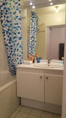 Salle de bains dans l'établissement 2P cosy et moderne, Accès Paris et Stade de France