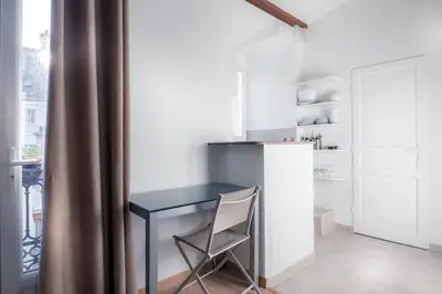 Cuisine ou kitchenette dans l'établissement Hotel du Lys