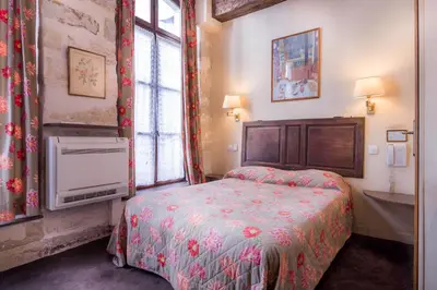 Un ou plusieurs lits dans un hébergement de l'établissement Hotel du Lys